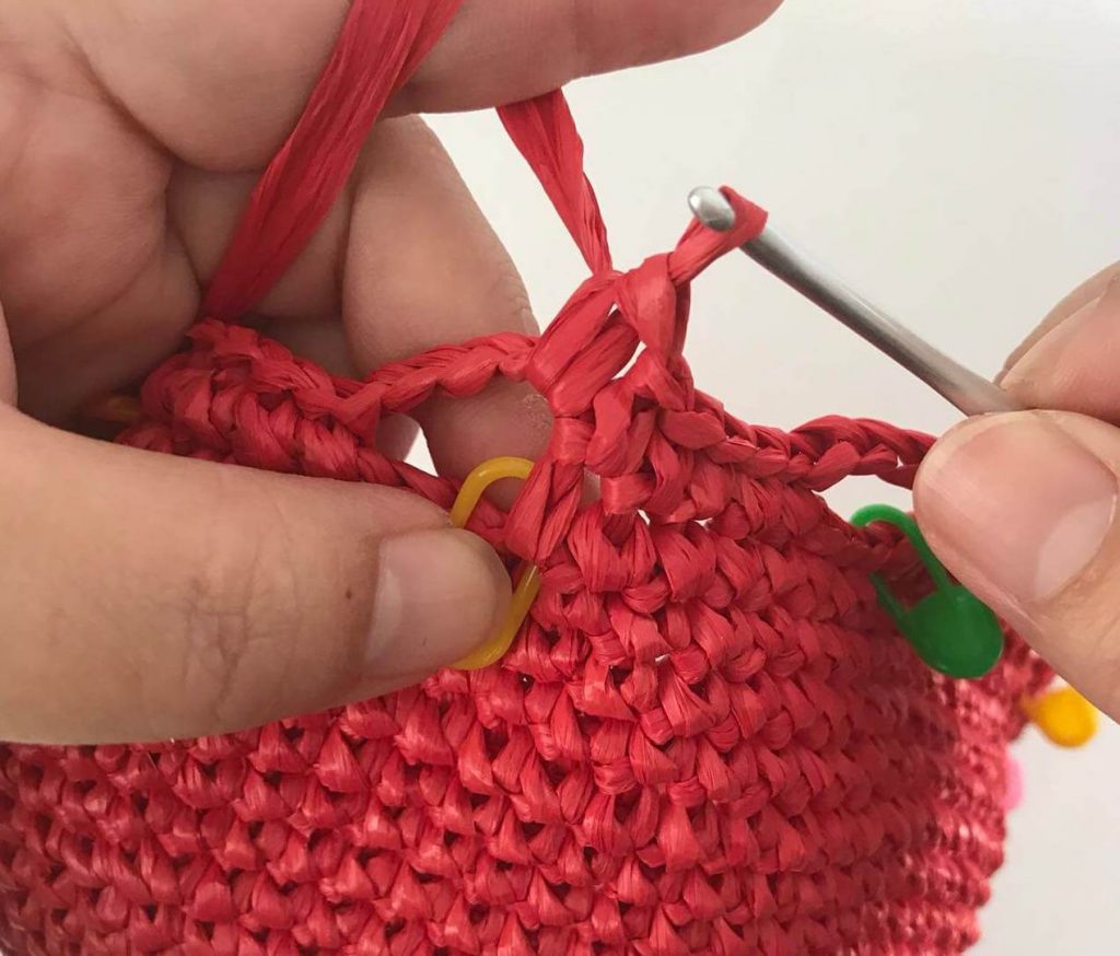 鮮やかレッドのフリンジ巾着の作り方 | かぎ針編み初心者のための 